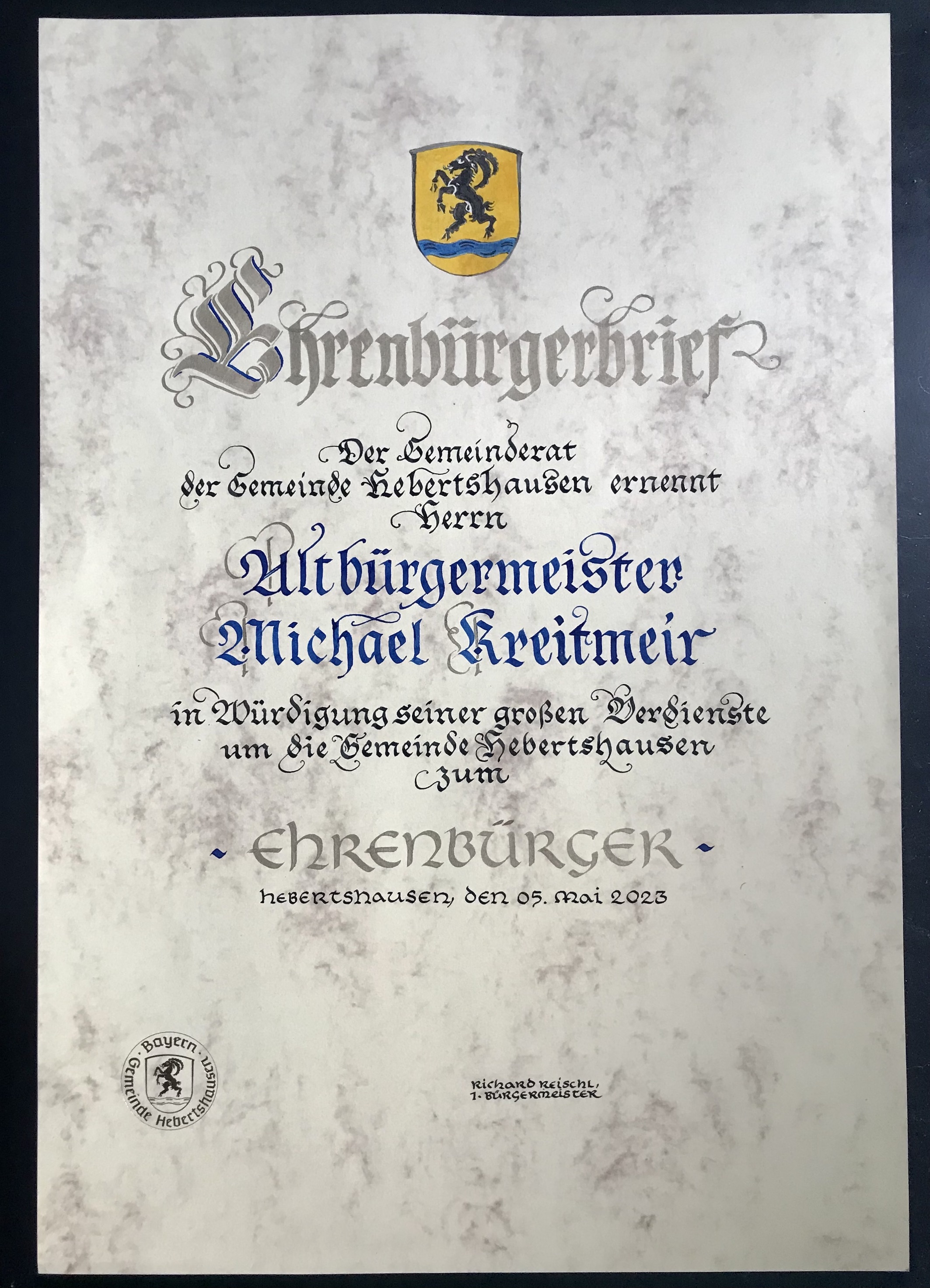 Handgeschriebene Ehrenbürgeruhrkunde für Altbürgermeister Michael Breitmeir - Hebertshausen