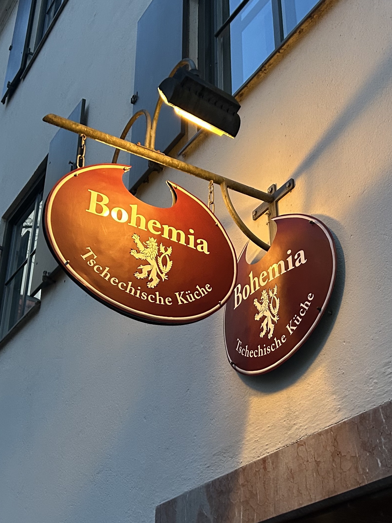 Nasen und Frontschild für Restaurant Bohemia im Haus des Osten - München