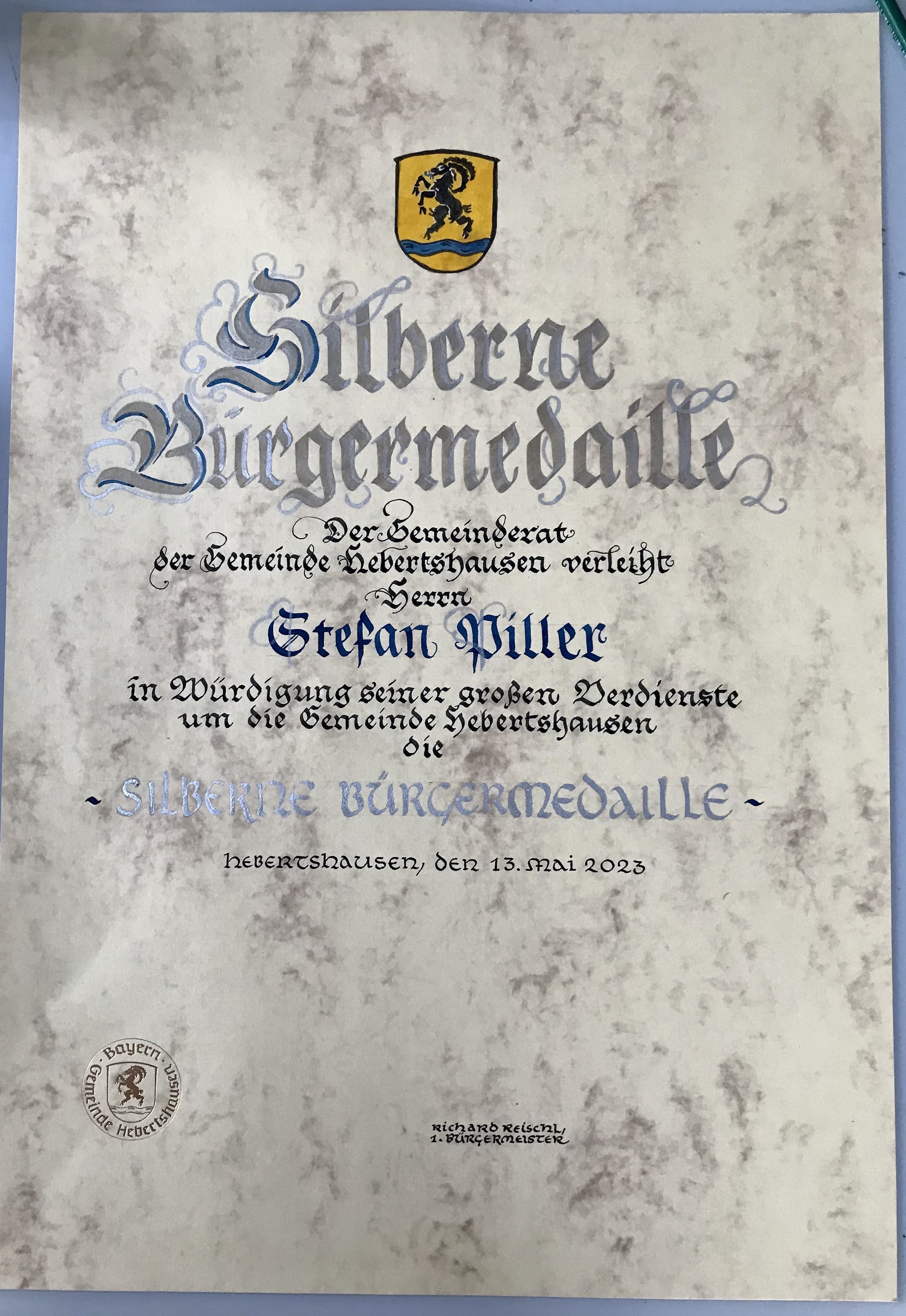 Handgeschriebene Uhrkunde für silberne_Bürgermedaille - Hebertshausen