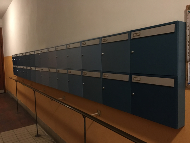 Renovierung und farbliche Umgestaltung einer Briefkastenanlage in einem älteren Mietshaus 2