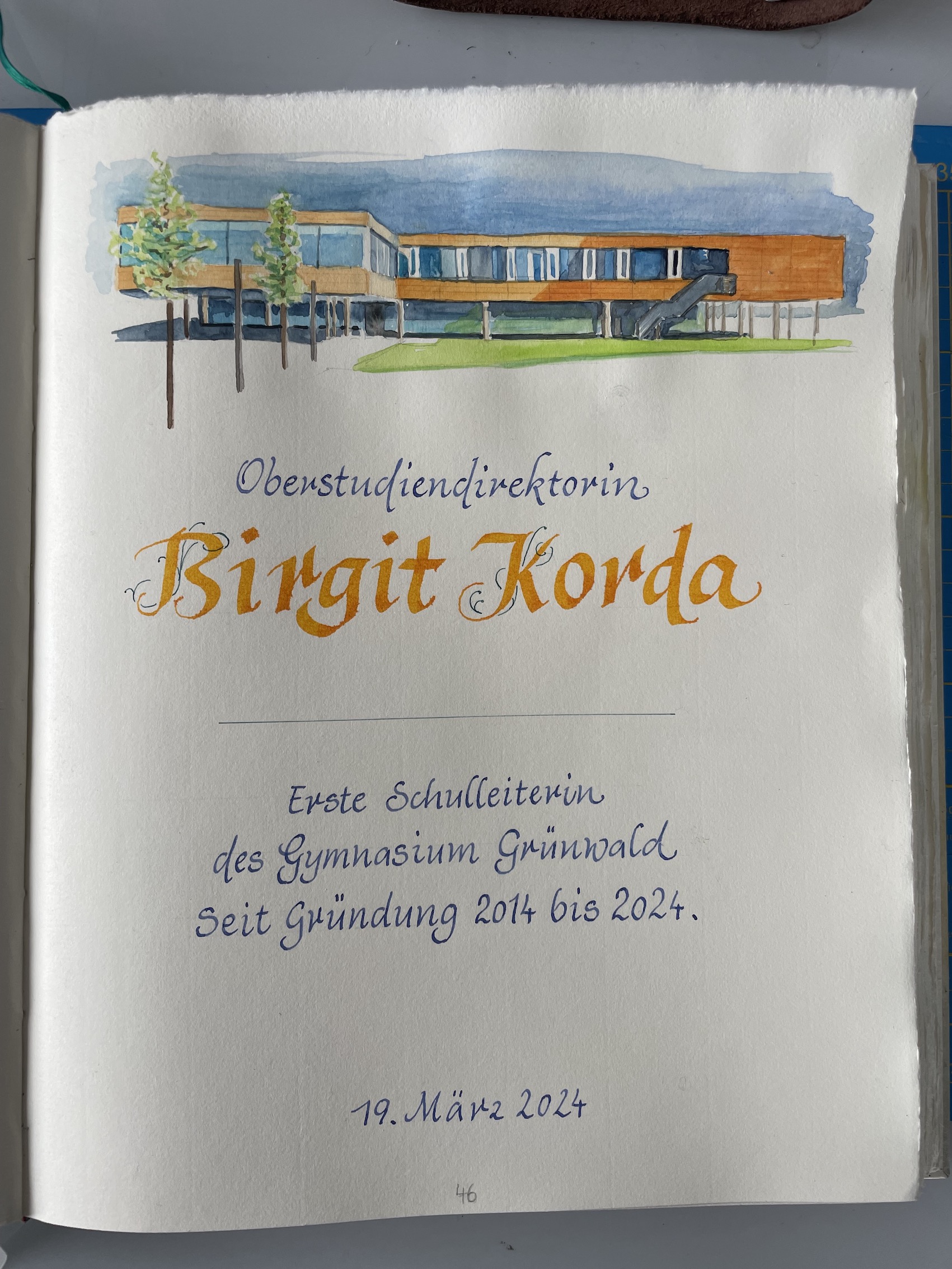 Eintrag in das Goldenes Buch der Gemeinde Grünwald mit einer Illustration für Birgit Korda, erste Schulleiterin des Gymnasium Grünwald