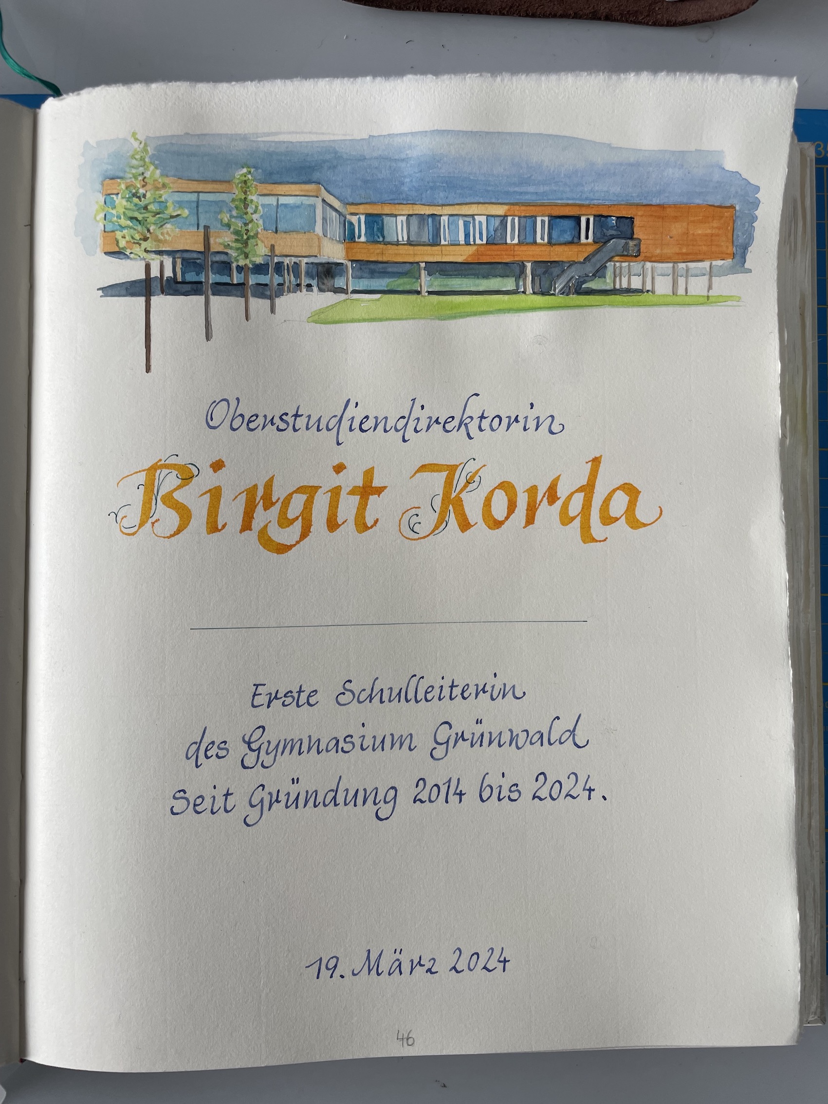 Eintrag in das Goldenes Buch der Gemeinde Grünwald mit einer Illustration für Birgit Korda, erste Schulleiterin des Gymnasium Grünwald