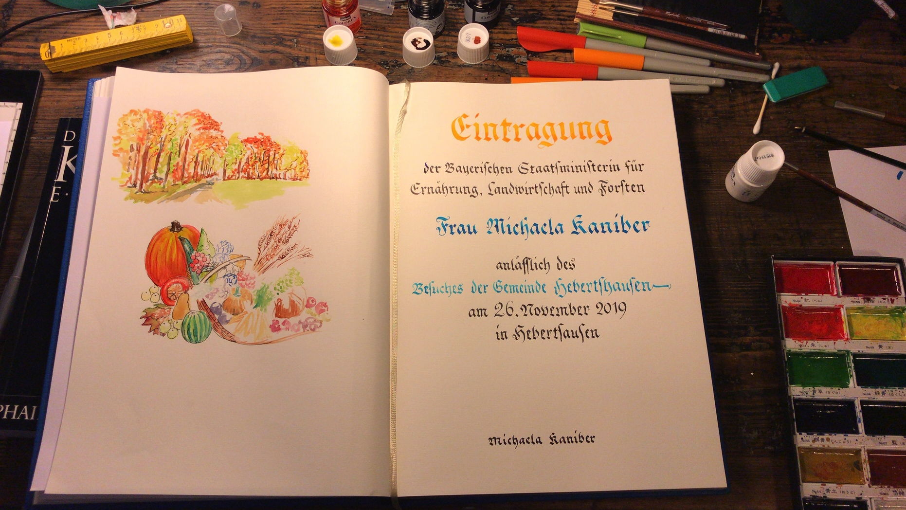 Eintrag Goldenes Buch Hebertshausen für Staatsministerin Michaela Kaniber, Bayerisches Staatsministerium für Ernährung, Landwirtschaft