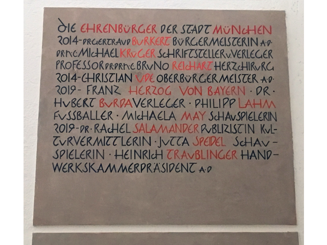 Ehrenbürger in München handgeschrieben auf der Tafel im alten Rathaus München